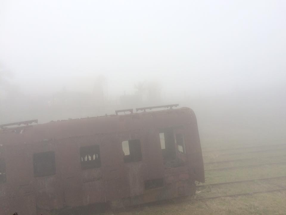 Fala que este vagão de trem na ferrovia, com essa intensa neblina, não faz parecer que estamos dentro de um filme de terror?